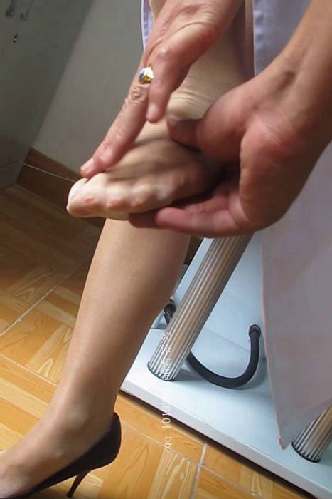 [大忽悠买丝袜街拍视频]ID0212 2012 8.20【忽悠】长腿少妇医生穿闪亮丝袜展示揉丝袜脚很有光泽