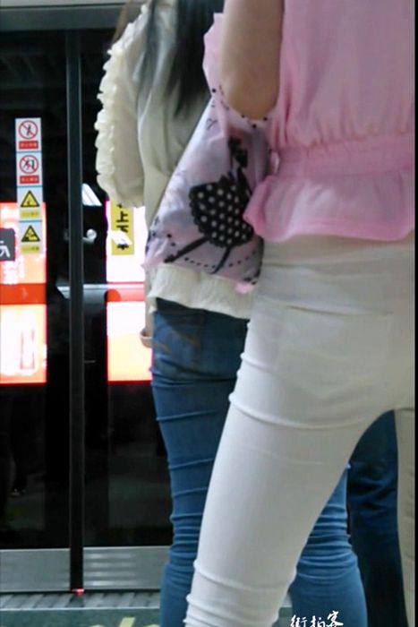 [街拍客视频]jx0499 白色紧身裤美女等地铁