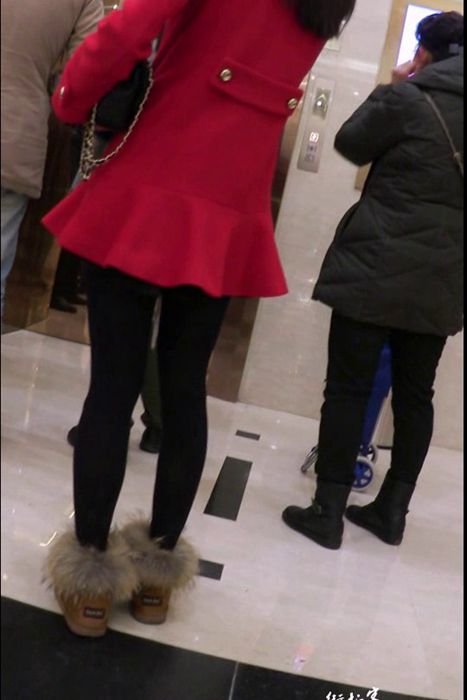 [街拍客视频]jx0543 商场里的红色大衣黑丝美女