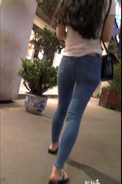 [街拍客视频]jx0600 街拍很有风韵的牛仔紧身裤美女