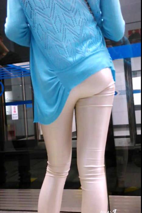 [街拍客视频]jx0689 等地铁的紧身皮裤大长腿美女