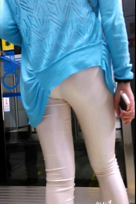 [街拍客视频]jx0689 等地铁的紧身皮裤大长腿美女