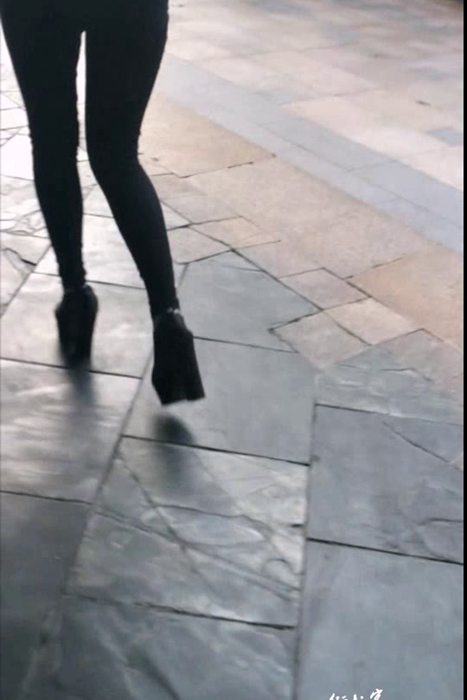 [街拍客视频]jx0692 黑色紧身裤美女身材太性感了！！