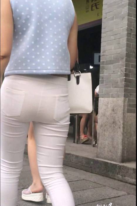[街拍客视频]jx0693 超性感的白色紧身裤美女，身材真美妙