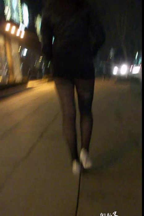 街拍视频00047这个丰满的黑丝女人几乎把条纹黑丝