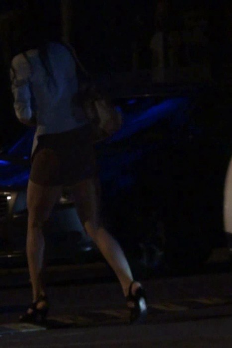 [街拍视频]00158豪车边的性感翘臀高跟美女