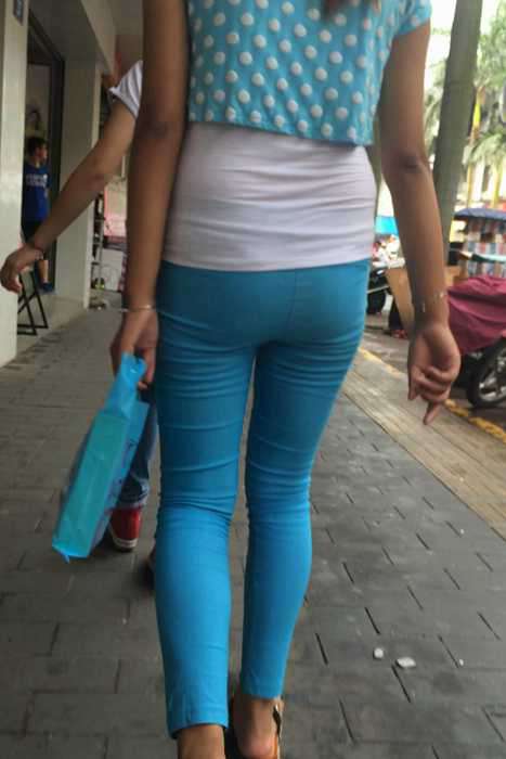 [街拍视频]00359浅蓝色紧身裤美女少妇的臀部很紧很翘