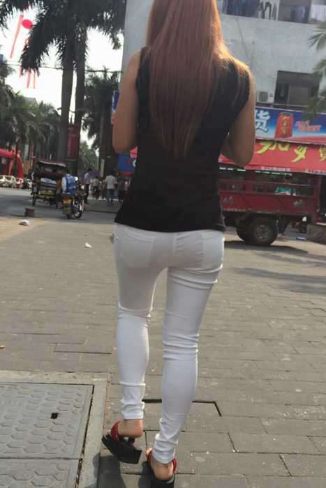 [街拍视频]00433性感长发时尚紧身白裤少妇