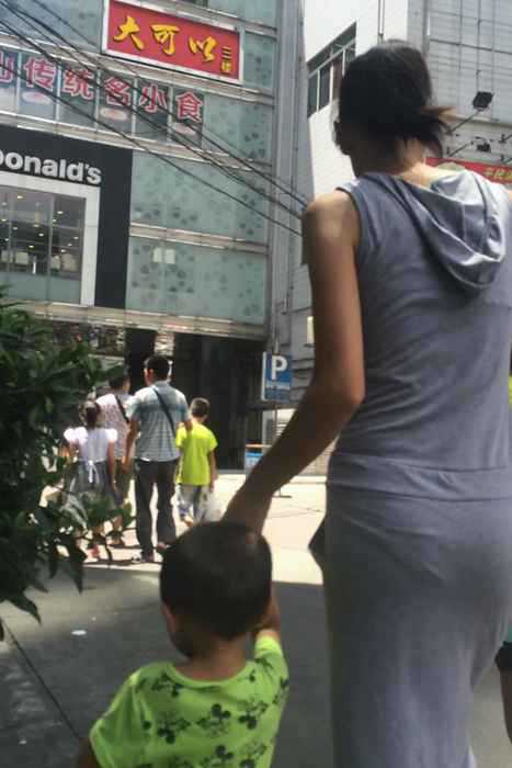 [街拍视频]00434性感长发美女少妇带着儿子